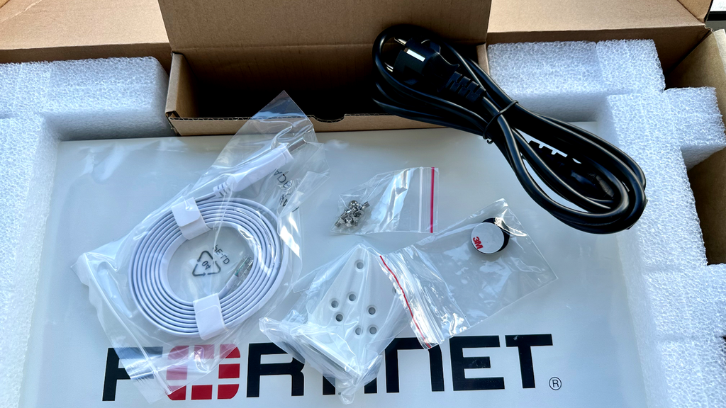 Fortinet FortiSwitch FS-224D-FPOE Layer 2/3 switch PoE+ 370W 24x GE Port SFP+ - 2