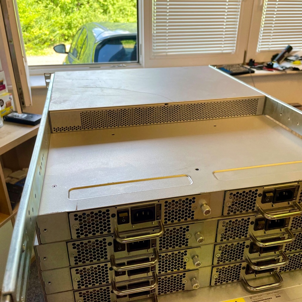 HPE StorageWorks 8/24 SAN Switch Brocade 300 with all 24 ports active - 2